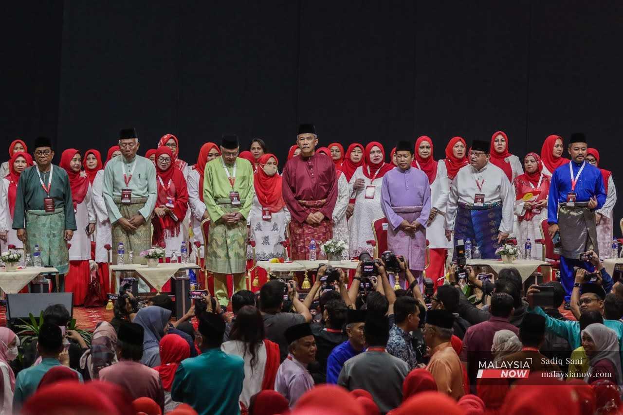 Timbalan Presiden Umno Mohamad Hasan berdiri di atas pentas bersama ahli Majlis Kerja Tertinggi parti Pada Perhimpunan Agung Umno 2022 di Pusat Dagangan Dunia di Kuala Lumpur pada 11 Januari.