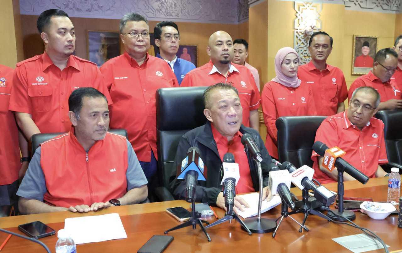 Pengerusi Umno Sabah Bung Moktar Radin berucap pada sidang media di Kota Kinabalu. Gambar: Bernama 