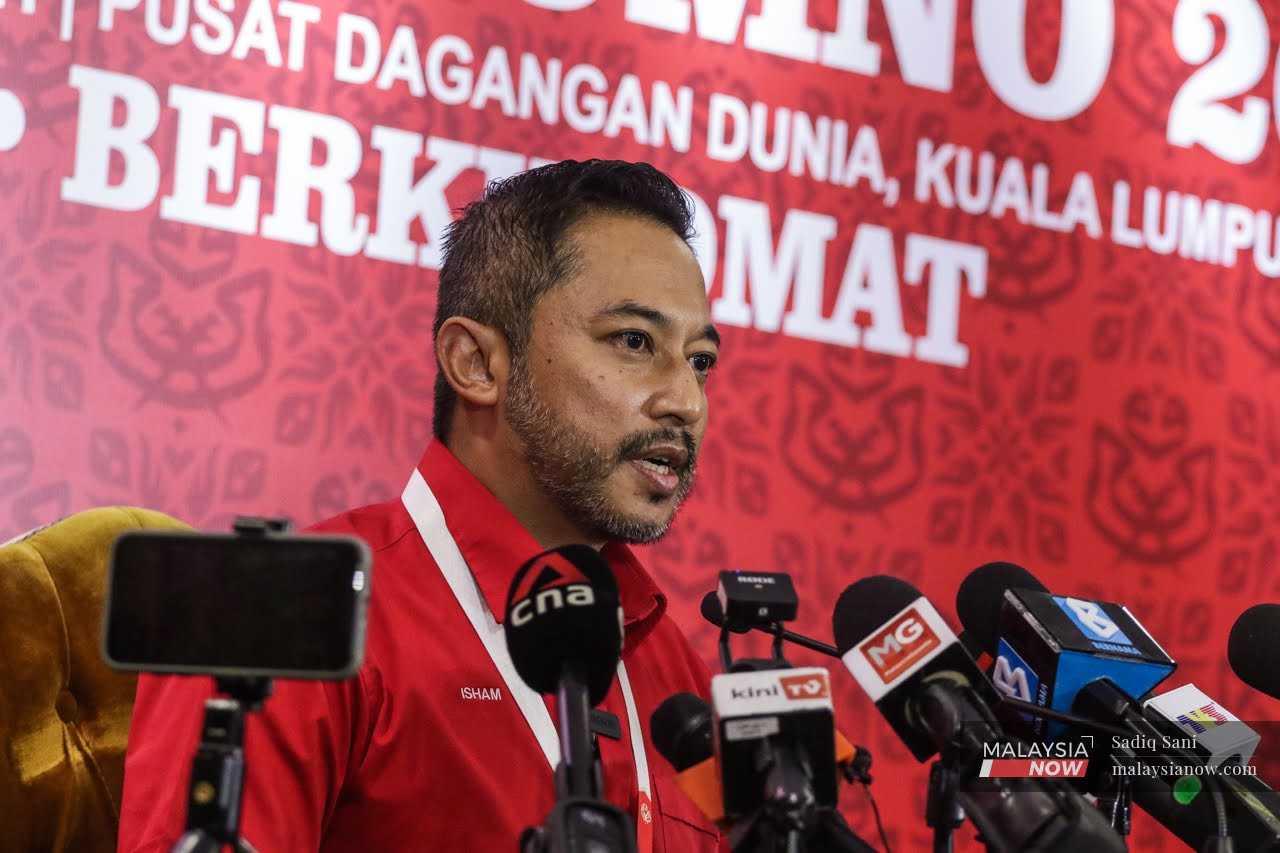 Ketua Penerangan Umno Isham Jalil berucap pada sidang media di Pusat Dagangan Dunia Kuala Lumpur hari ini. 