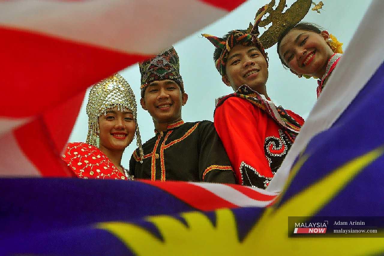 Timbalan Perdana Menteri Ahmad Zahid Hamidi berkata wilayah Sabah dan Sarawak menjadi lebih strategik untuk dibangunkan selepas Indonesia memindahkan ibu kotanya ke Kalimantan.