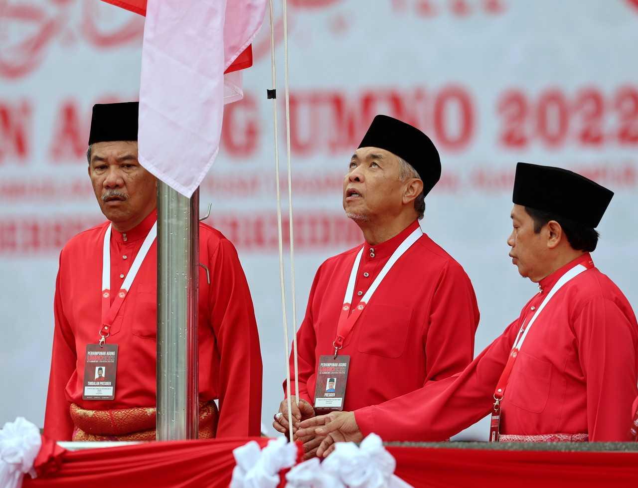 Presiden Umno, Ahmad Zahid Hamidi menaikkan bendera "Sang Saka Bangsa" sempena perasmian Perhimpunan Agung Umno 2022 di Pusat Dagangan Dunia Kuala Lumpur, hari ini. Gambar:  Bernama