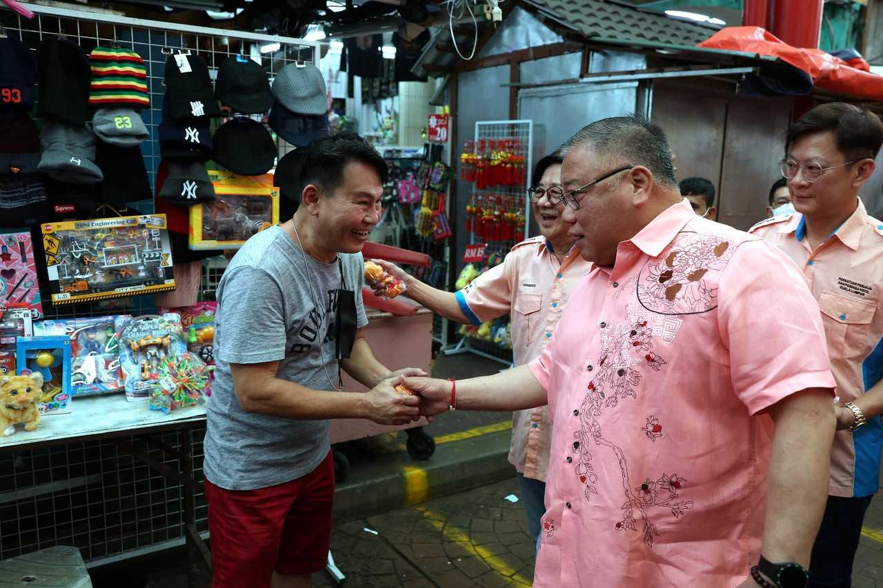 Tourism, Arts and Culture Minister Tiong King Sing speaks with visitors and vendors at Petaling Street in Kuala Lumpur, Jan 12. Photo: Bernama