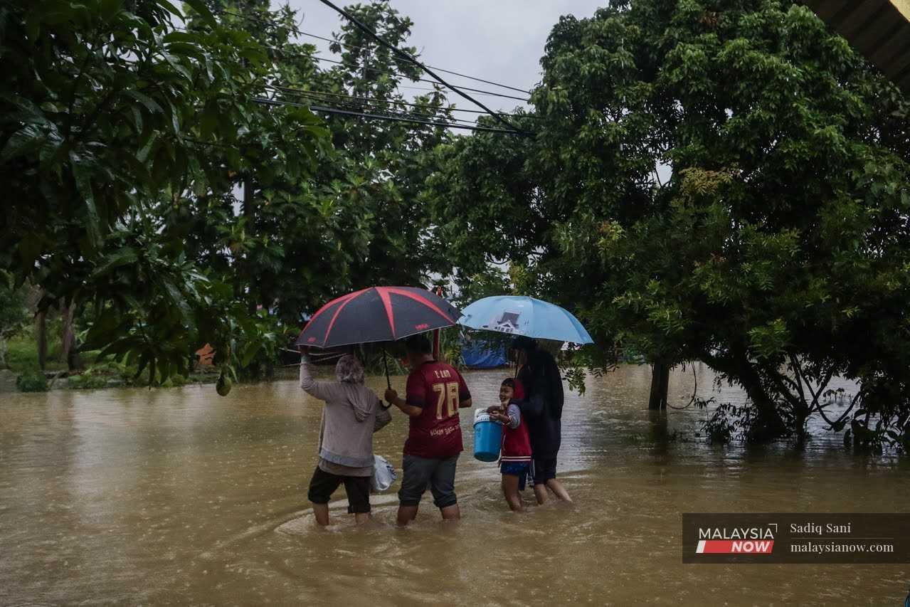 Penglibatan dengan agensi kerajaan negeri dapat mengelak pertindihan dalam penyaluran kepada mangsa banjir, kata Menteri Besar Terengganu Ahmad Samsuri Mokhtar.