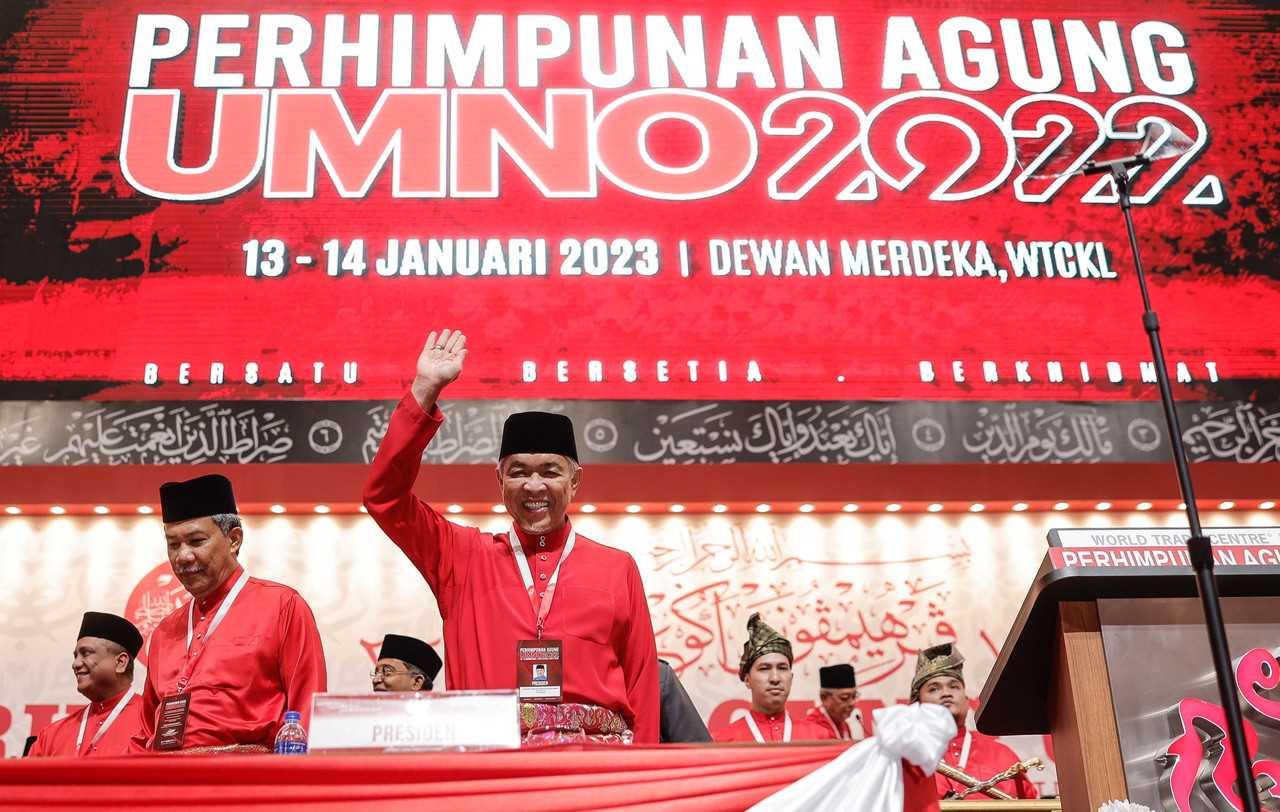 Umno president Ahmad Zahid Hamidi waves at the party's 2022 general assembly at the World Trade Centre in Kuala Lumpur, Jan 13. Photo: Bernama
