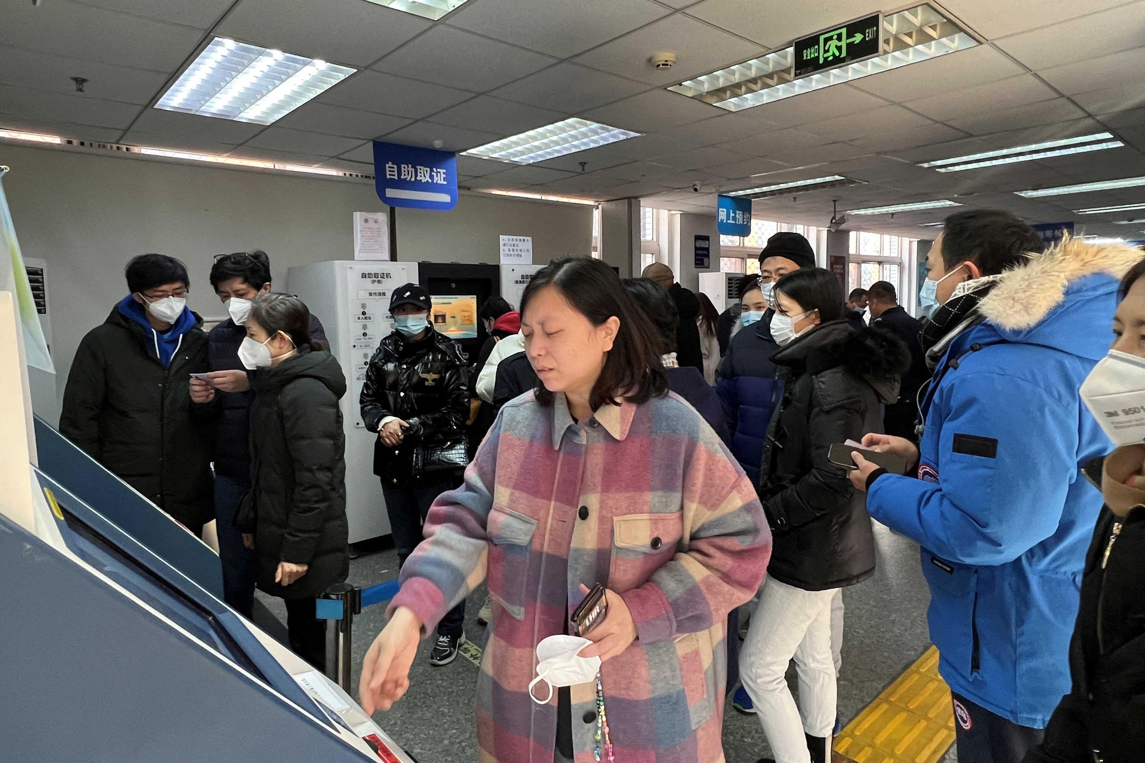 Orang ramai berbaris di pejabat kerajaan untuk menunggu giliran bagi memperbaharui pasport dan permit perjalanan selepas kerajaan China membuka semula sempadannya Ahad lalu. Gambar: Reuters