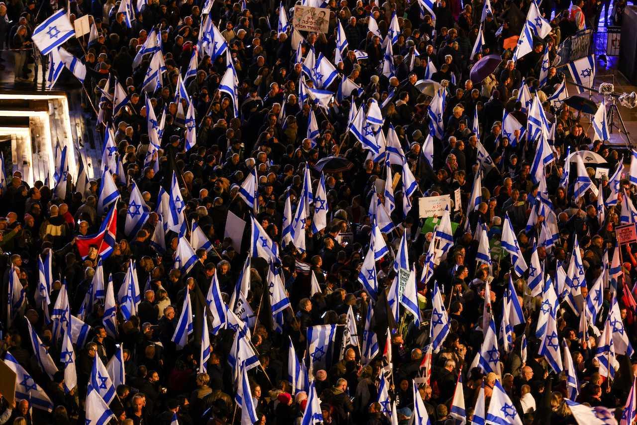 Israelis protest against Prime Minister Benjamin Netanyahu's new right-wing coalition and its proposed judicial reforms to reduce powers of the Supreme Court in a main square in Tel Aviv, Israel, Jan 14. Photo: Reuters