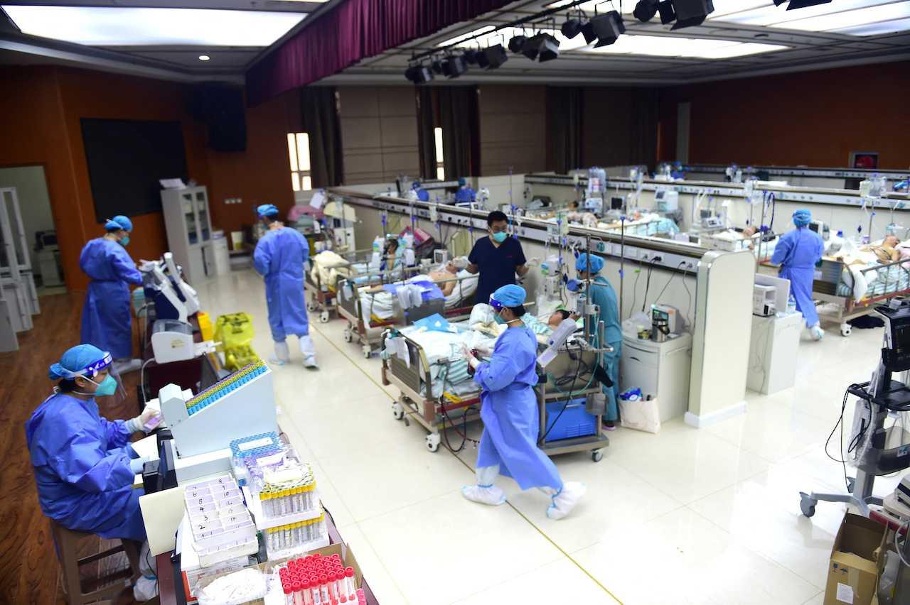 Medical workers attend to Covid-19 patients at an ICU converted from a conference room, at a hospital in Cangzhou, Hebei province, China, Jan 11. Photo: Reuters