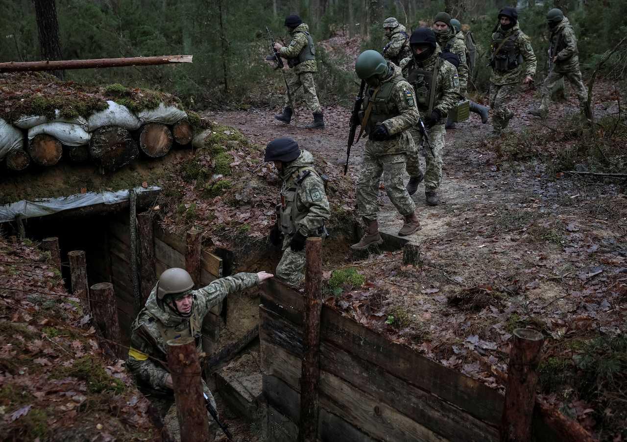 Ukrainian Border Guards are seen at their positions near the border with Belarus, amid Russia's attack on Ukraine in Volyn region, Ukraine, Jan 13. Photo: Reuters