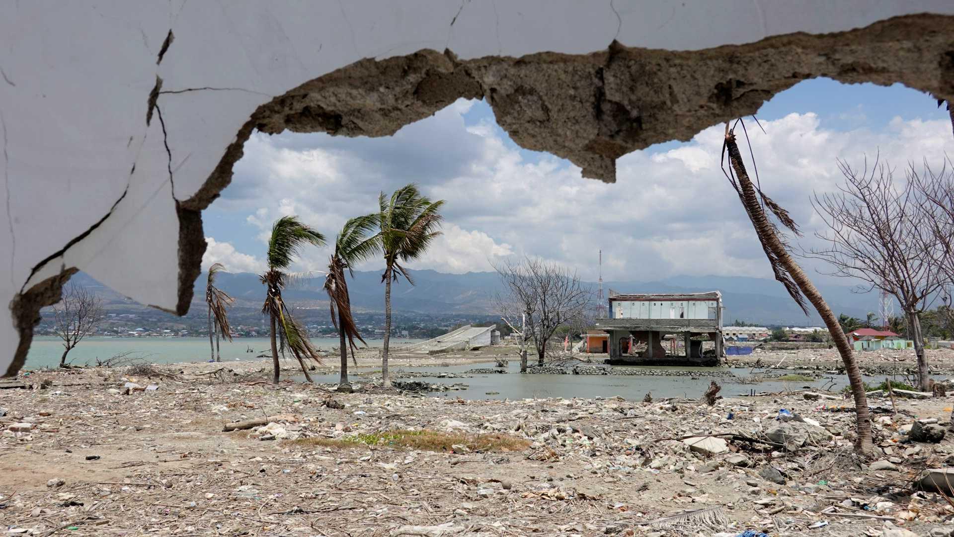 Rumah penduduk ranap akibat susulan gempa bumi dan tsunami yang melanda Sulawesi, Indonesia pada 26 September 2019. Gempa bumi sering berlaku kerana negara itu terletak di Lingkaran Api Pasifik. Gambar: Reuters