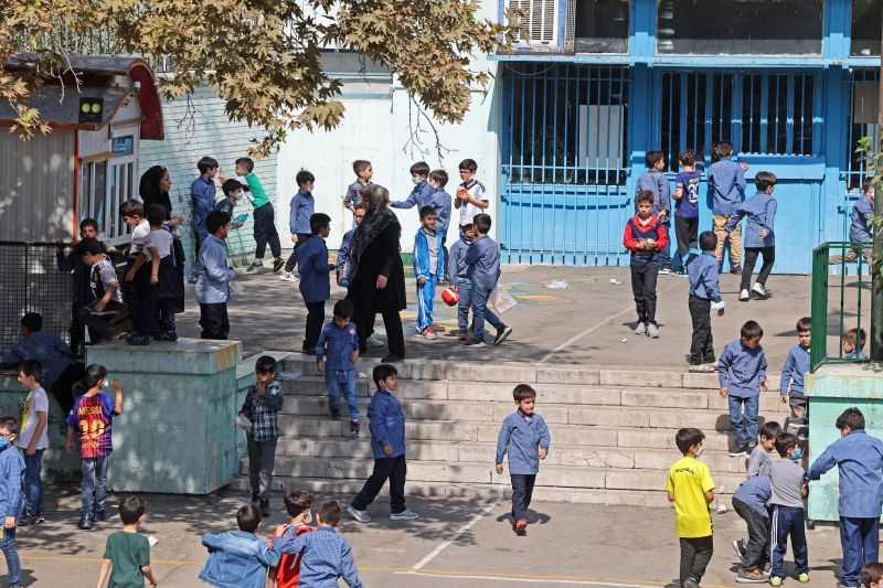 Murid-murid di Iran bermain di sebuah sekolah di Tehran, 11 Oktober 2022. Gambar: AFP