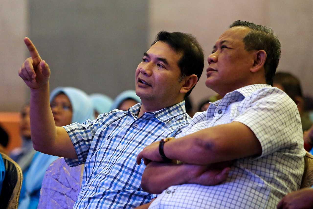 Negeri Sembilan Menteri Besar Aminuddin Harun (right) with PKR deputy president Rafizi Ramli at the Negeri Sembilan PKR convention in Seremban, Jan 15. Photo: Bernama