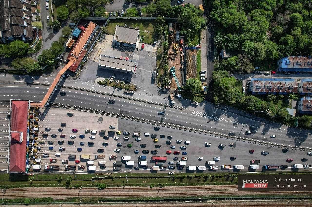 An aerial view of traffic at the Mines toll plaza heading north to Kuala Lumpur at the Sungai Besi expressway. 