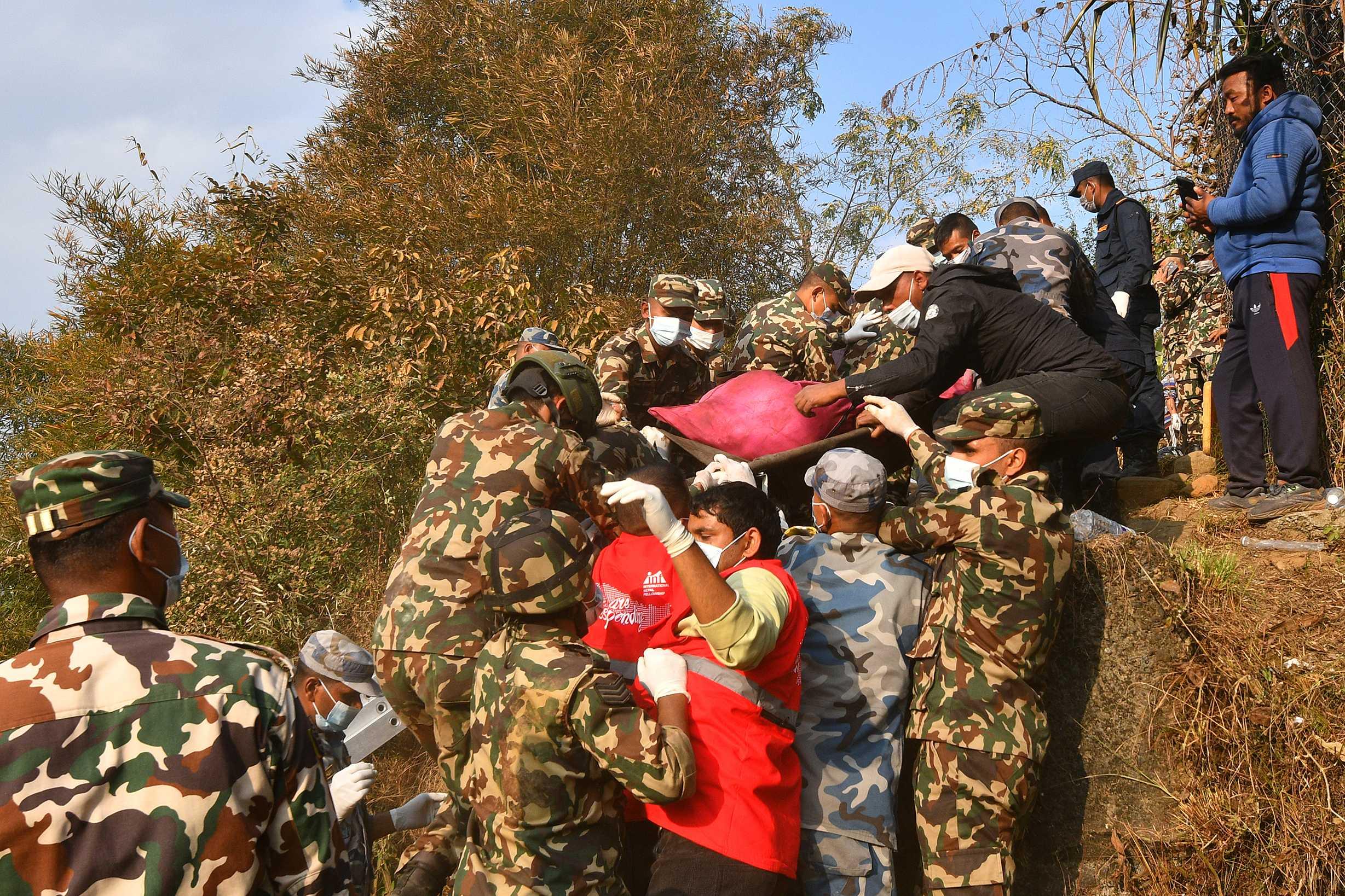 Pasukan mencari dan menyelamat membawa keluar mayat mangsa yang maut dalam nahas pesawat di Pokhara pada 15 Januari 2023. Sekurang-kurangnya 67 orang disahkan maut apabila pesawat membawa 72 penumpang dan anak kapal terhempas di Nepal. Gambar: AFP