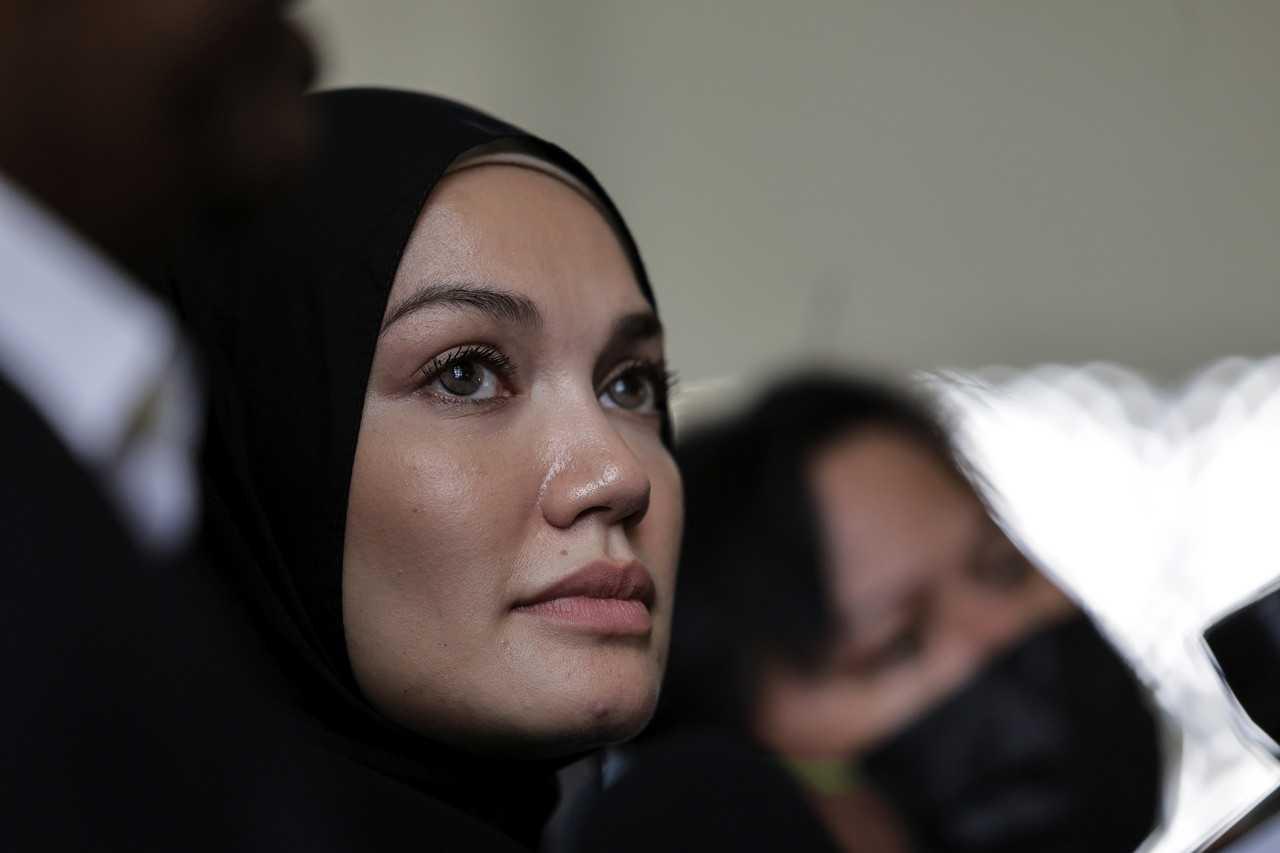 Pelakon, Puteri Sarah Liyana Megat Kamaruddin memfailkan permohonan cerai terhadap suaminya yang juga pengarah terkenal, Syamsul Yusof di Mahkamah Rendah Syariah Kuala Lumpur, 16 Januari. Gambar: Bernama.