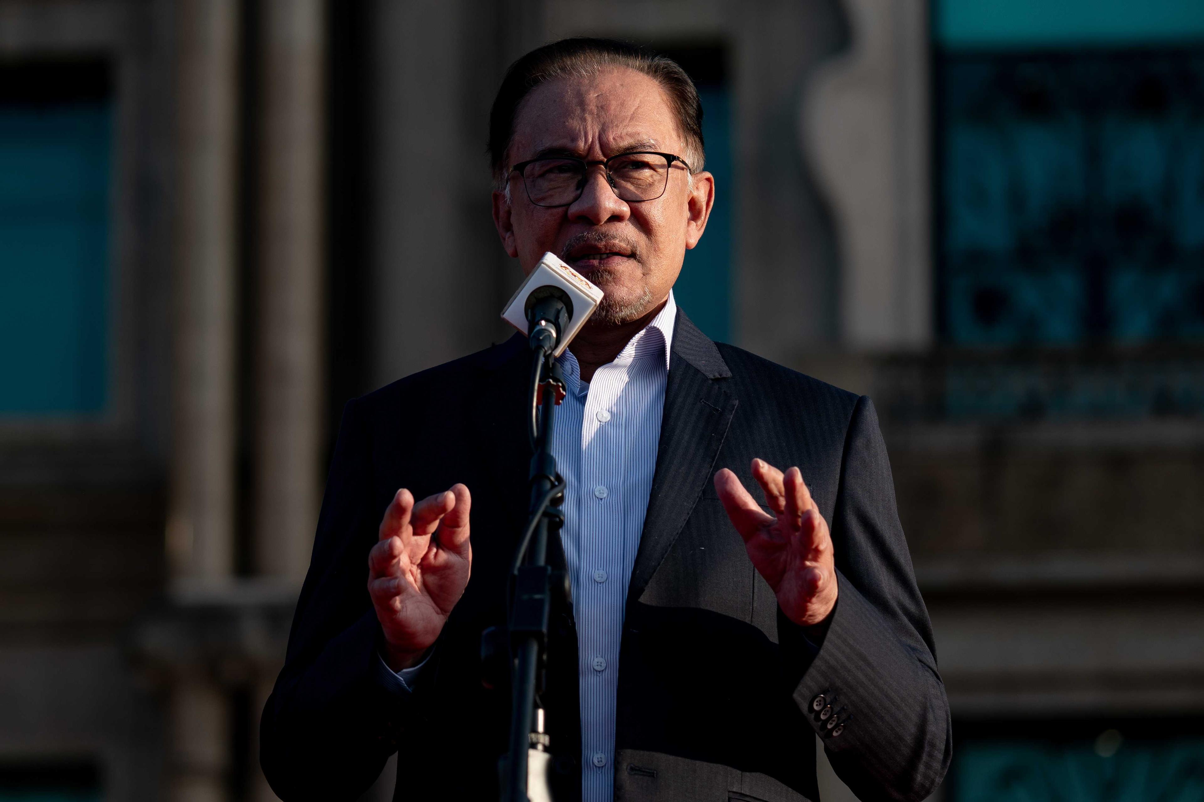 Perdana Menteri Anwar Ibrahim berucap pada perjumpaan bersama warga Jabatan Perdana Menteri di Putrajaya, 15 Januari. Gambar: PMO