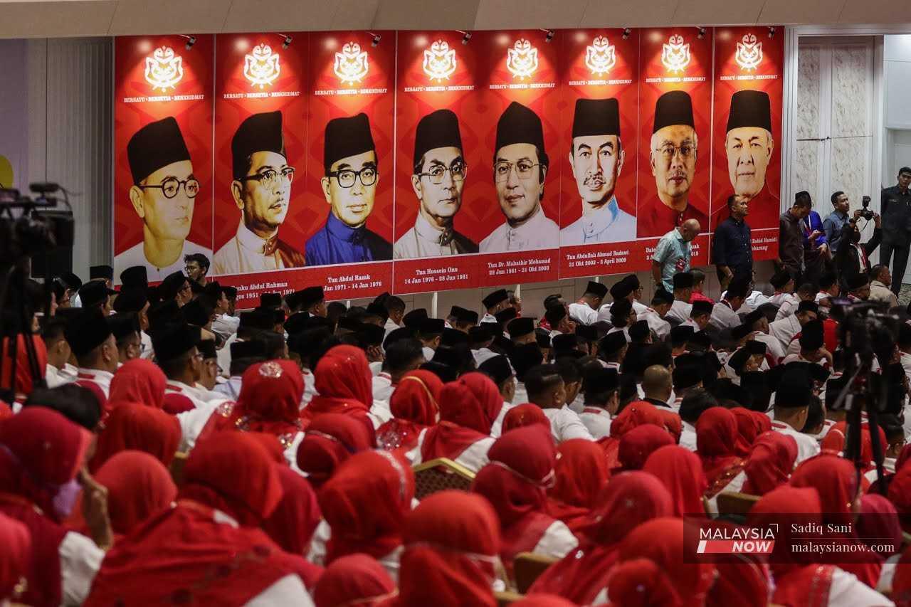 Potret presiden Umno dulu hingga kini digantung di tepi Dewan Merdeka pada Perhimpunan Agung Umno 2022.