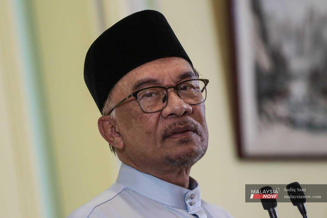 Perdana Menteri Anwar Ibrahim ketika mengumumkan barisan Kabinet di Putrajaya pada 2 Disember.
