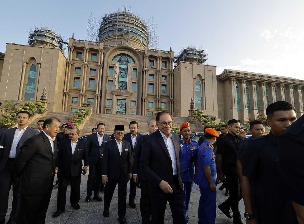 Prime Minister Anwar Ibrahim arrives at Perdana Putra for a meeting with the staff of the Prime Minister's Department in Putrajaya, Jan 16. Photo: Bernama