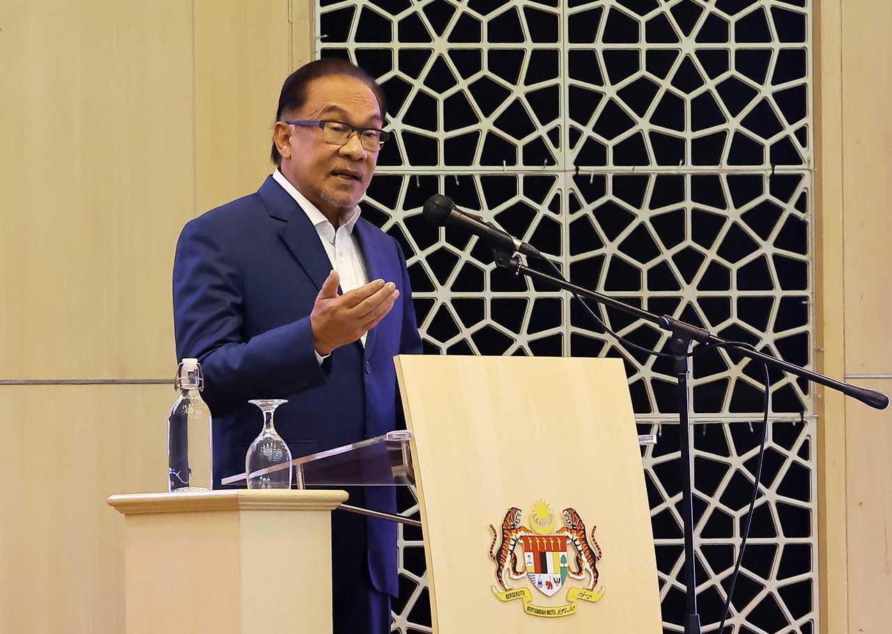 Prime Minister Anwar Ibrahim speaks at the 2023 Budget Dialogue Council in Putrajaya, Jan 17. Photo: Bernama