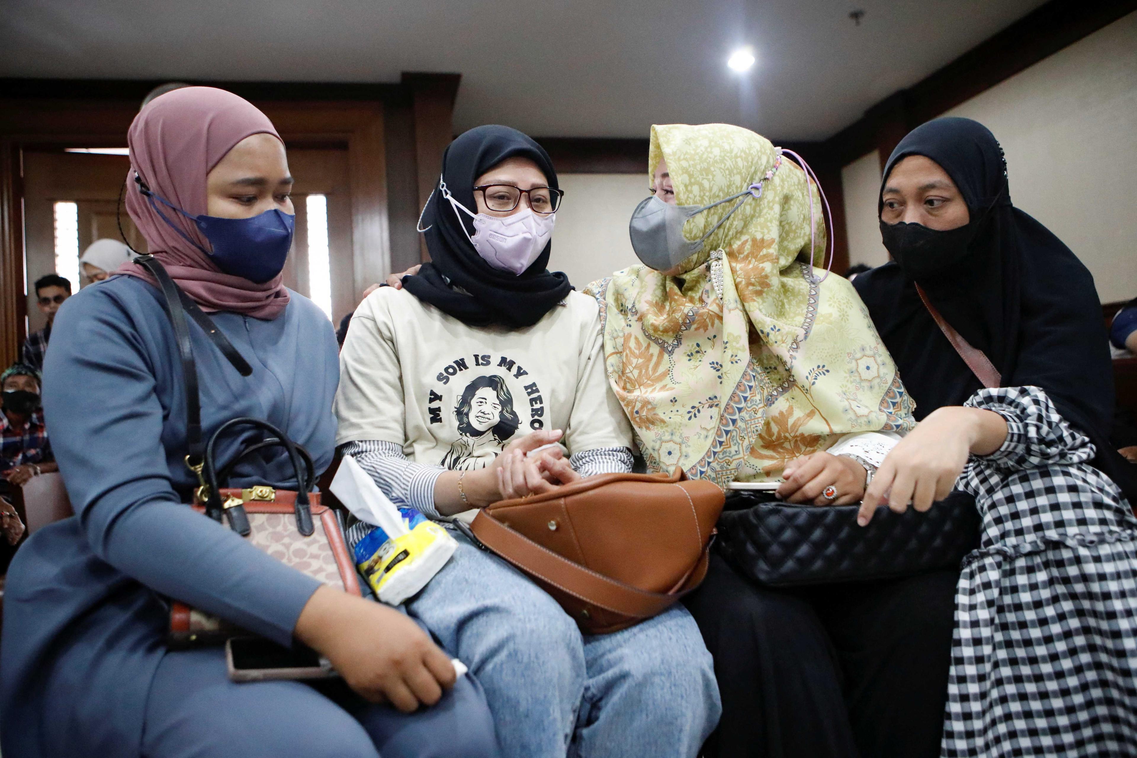 Mothers of acute kidney injury victims attend a preliminary hearing for a class-action lawsuit filed against the Indonesian government and drug companies for allowing the sale of tainted cough syrup at the court in Jakarta, Indonesia, Jan 17. Photo: Reuters