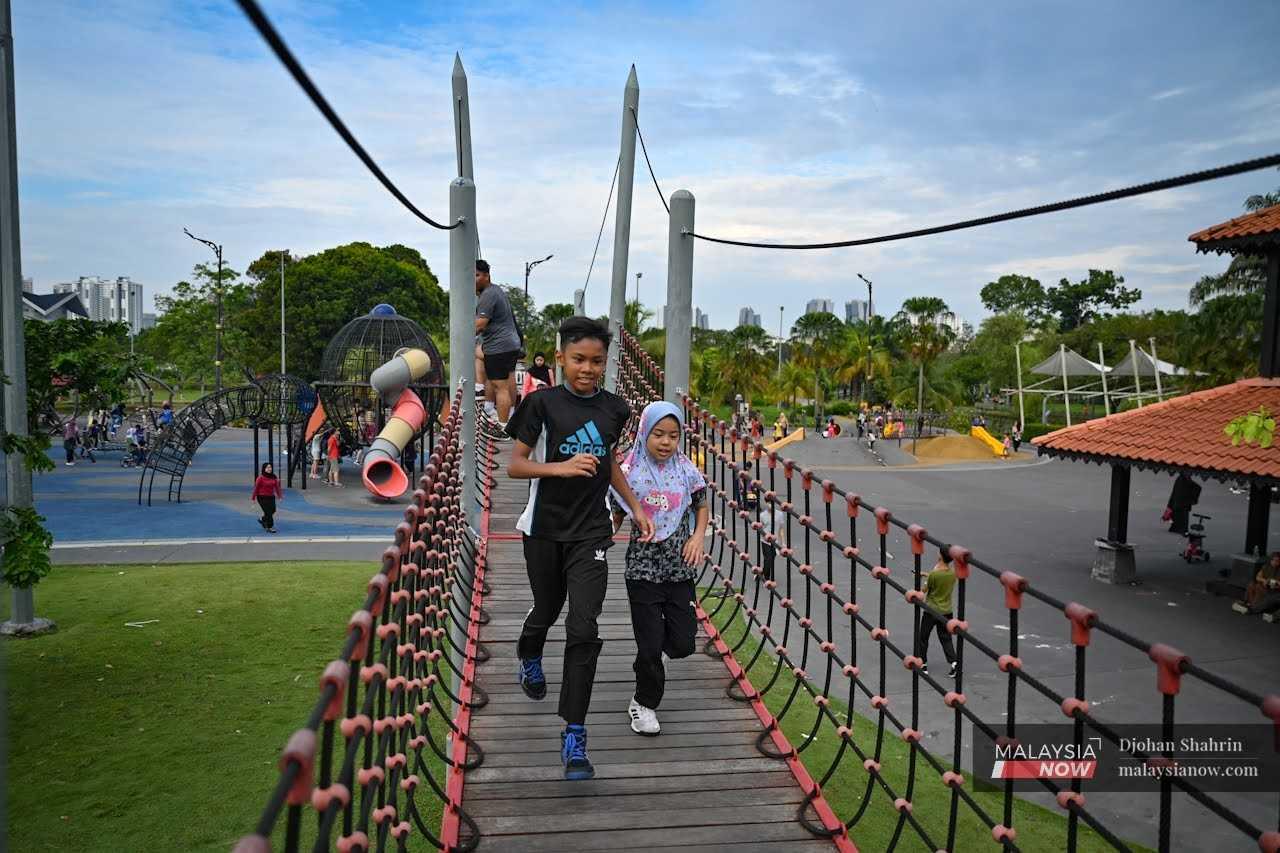 Dua kanak-kanak berlari di atas ‘canopy walk’ sepanjang 60 meter di Taman Tasik Titiwangsa Kuala Lumpur, 2 Januari.