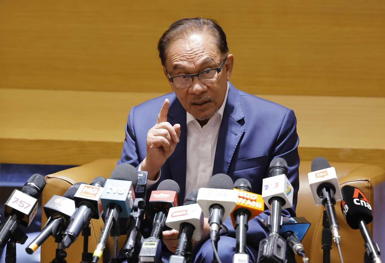 Perdana Menteri Anwar Ibrahim bercakap kepada wartawan pada sidang media di Putrajaya, 17 Januari. Gambar: Bernama