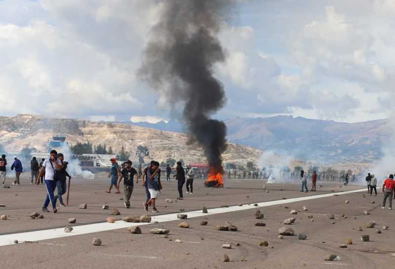 Penunjuk perasaan anti kerajaan berkumpul di sebuah lapangan terbang di Ayacucho, Peru, 15 Disember. Gambar: Reuters.