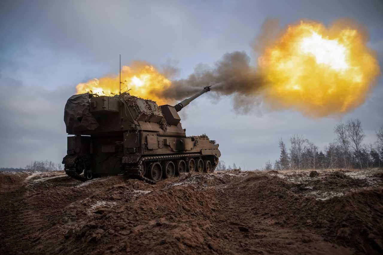Ukrainian servicemen fire a Polish self-propelled howitzer Krab toward Russian positions, amid Russia's attack on Ukraine, on a frontline in Donetsk region, Ukraine, Jan 17. Photo: Reuters 