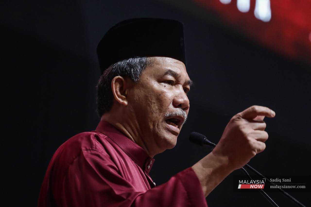 Timbalan Presiden Umno Mohamad Hassan menjustifikasikan tindakan bekerjasama dengan DAP ketika berucap merasmikan Perhimpunan Agung Umno 2022 di Pusat Dagangan Kuala Lumpur, 11 Januari.