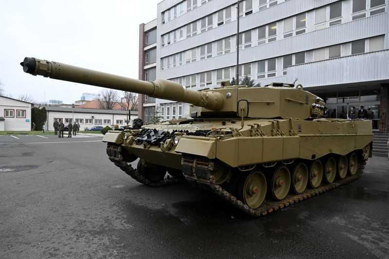 Kereta kebal Leopard 2 buatan Jerman, yang dikendalikan oleh tentera di kira-kira 20 negara, dianggap sebagai salah satu kereta kebal terbaik di Barat. Gambar: Reuters 
