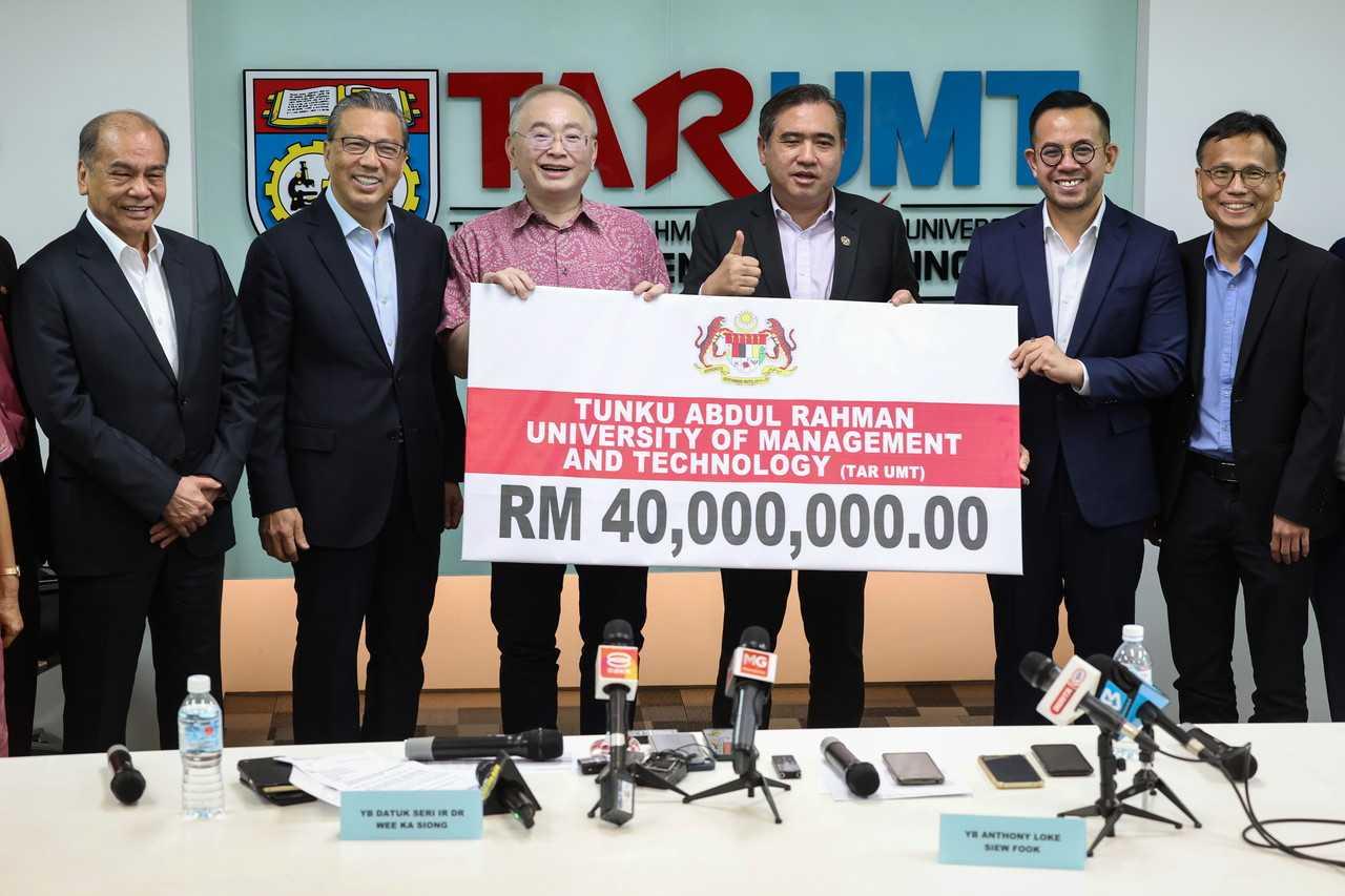 Transport Minister Anthony Loke (third right) hands over a mock cheque to TAR UMT board of trustees chairman Wee Ka Siong (third left) in Kuala Lumpur, Jan 17. Photo: Bernama