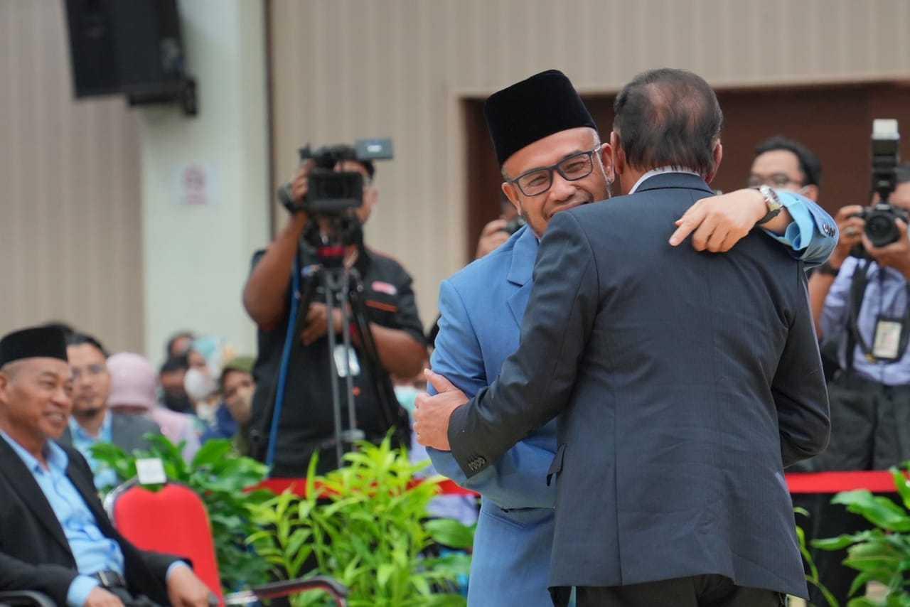 Prime Minister Anwar Ibrahim greets Perlis mufti Mohd Asri Zainul Abidin at an event this week. Photo: Facebook 
