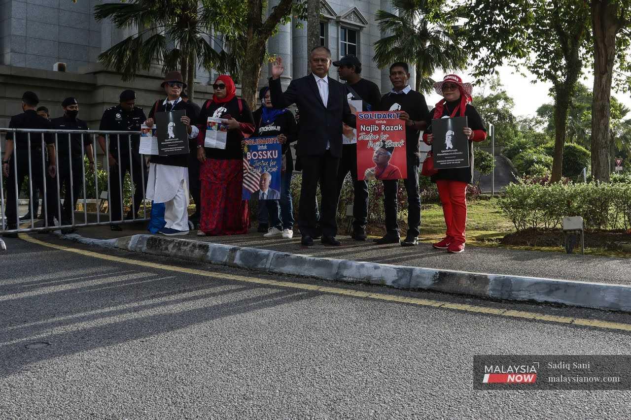 Penyokong Najib Razak berhimpun di depan Istana Kehakiman di Putrajaya bagi memberi sokongan kepada bekas perdana menteri itu untuk membatalkan sabitan kes SRC International, 19 Januari.