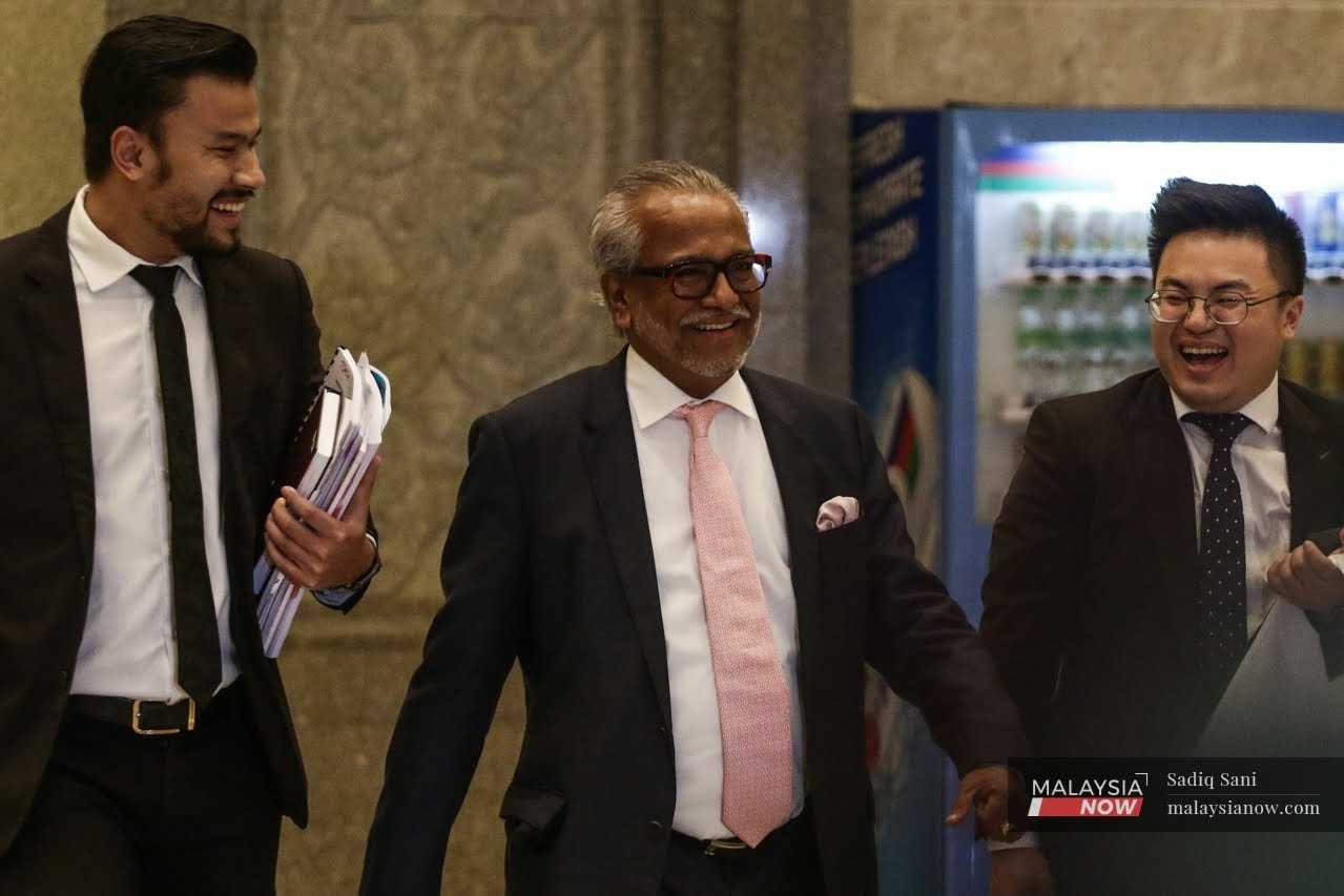 Peguam utama Najib Razak, Muhammad Shafee Abdullah hadir di Istana Kehakiman bagi prosiding permohonan semakan kehakiman bagi sabitan kes SRC International.