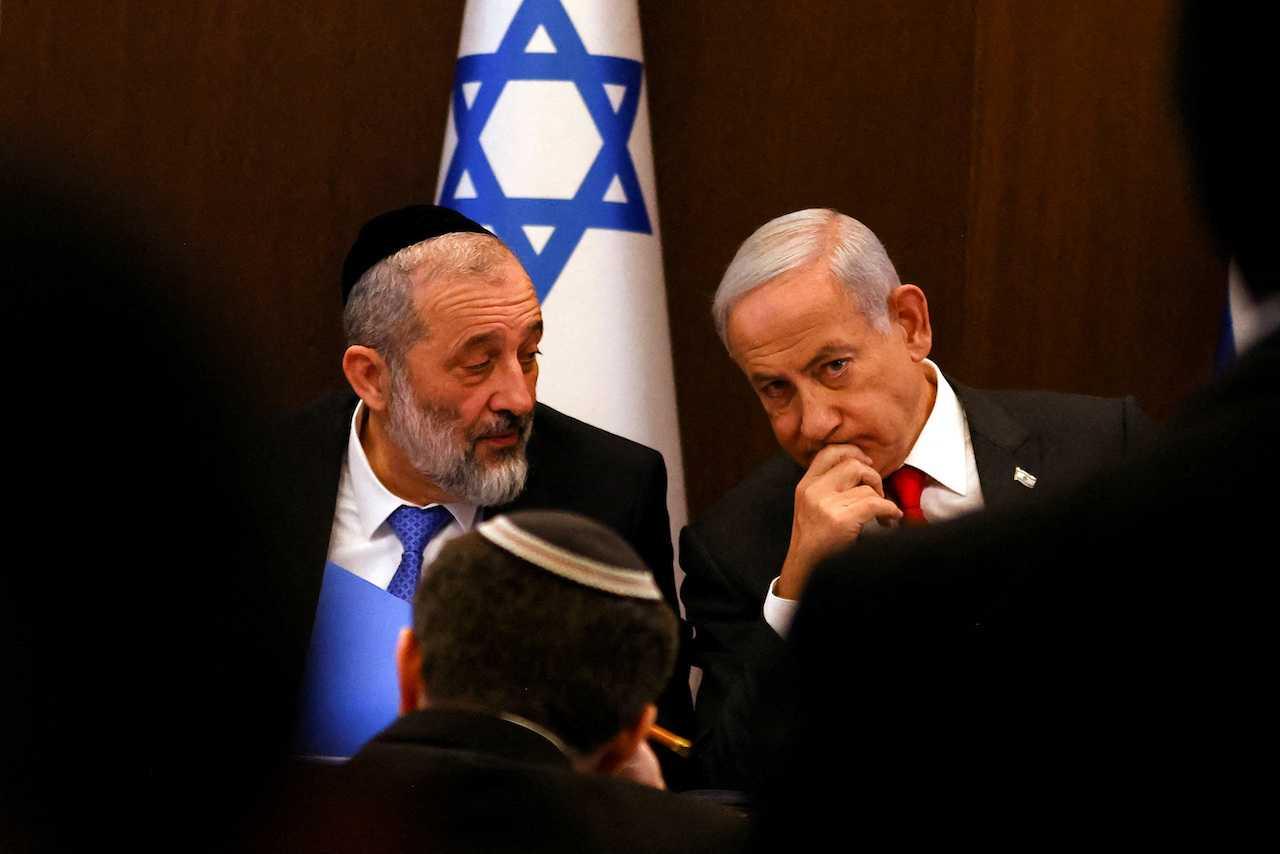 Israeli Prime Minister Benjamin Netanyahu speaks with Interior and Health Minister Aryeh Deri at a weekly cabinet meeting at the Prime Minister's office in Jerusalem, Jan 8. Photo: Reuters