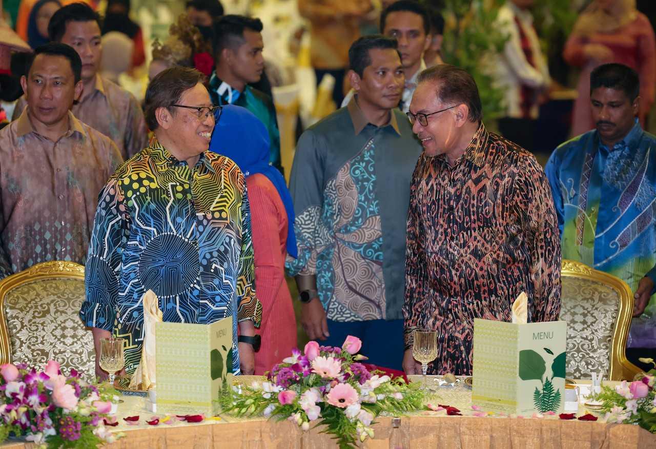 Perdana Menteri Anwar Ibrahim (kanan) bersama Premier Sarawak Abang Johari Openg pada majlis makan malam di Kuching, 19 Januari. Gambar: Bernama