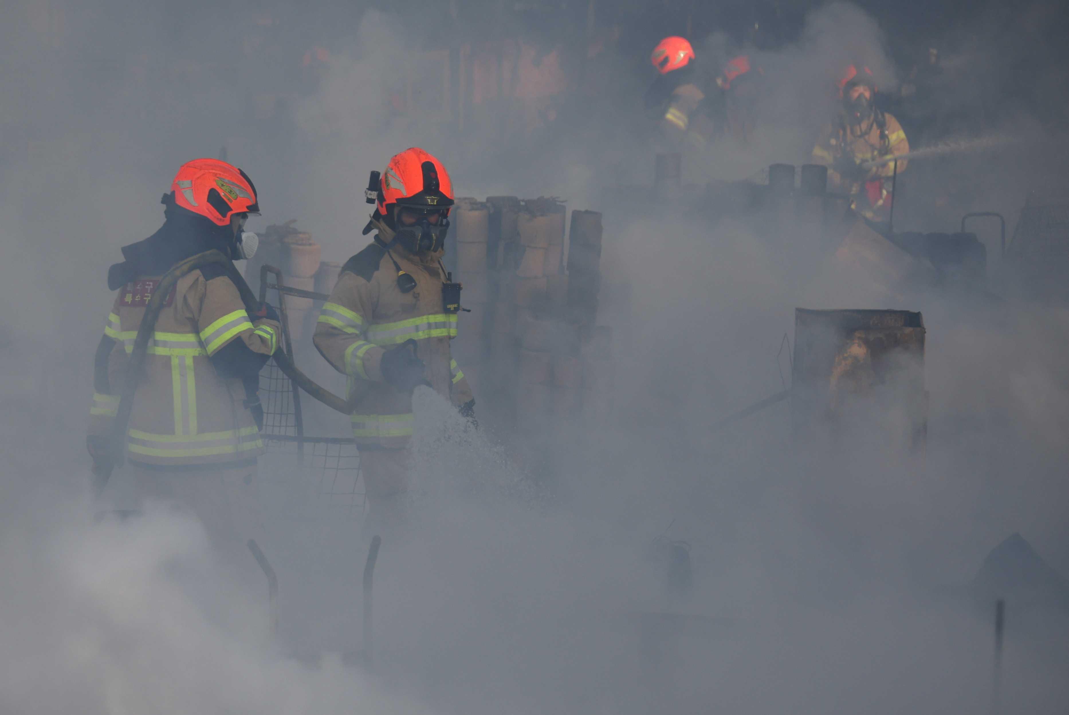 Pasukan Bomba bertungkus lumus memadamkan api dalam kebakaran di kampung Guryong, Seoul, Korea Selatan, 20 Januari. Gambar: Reuters
