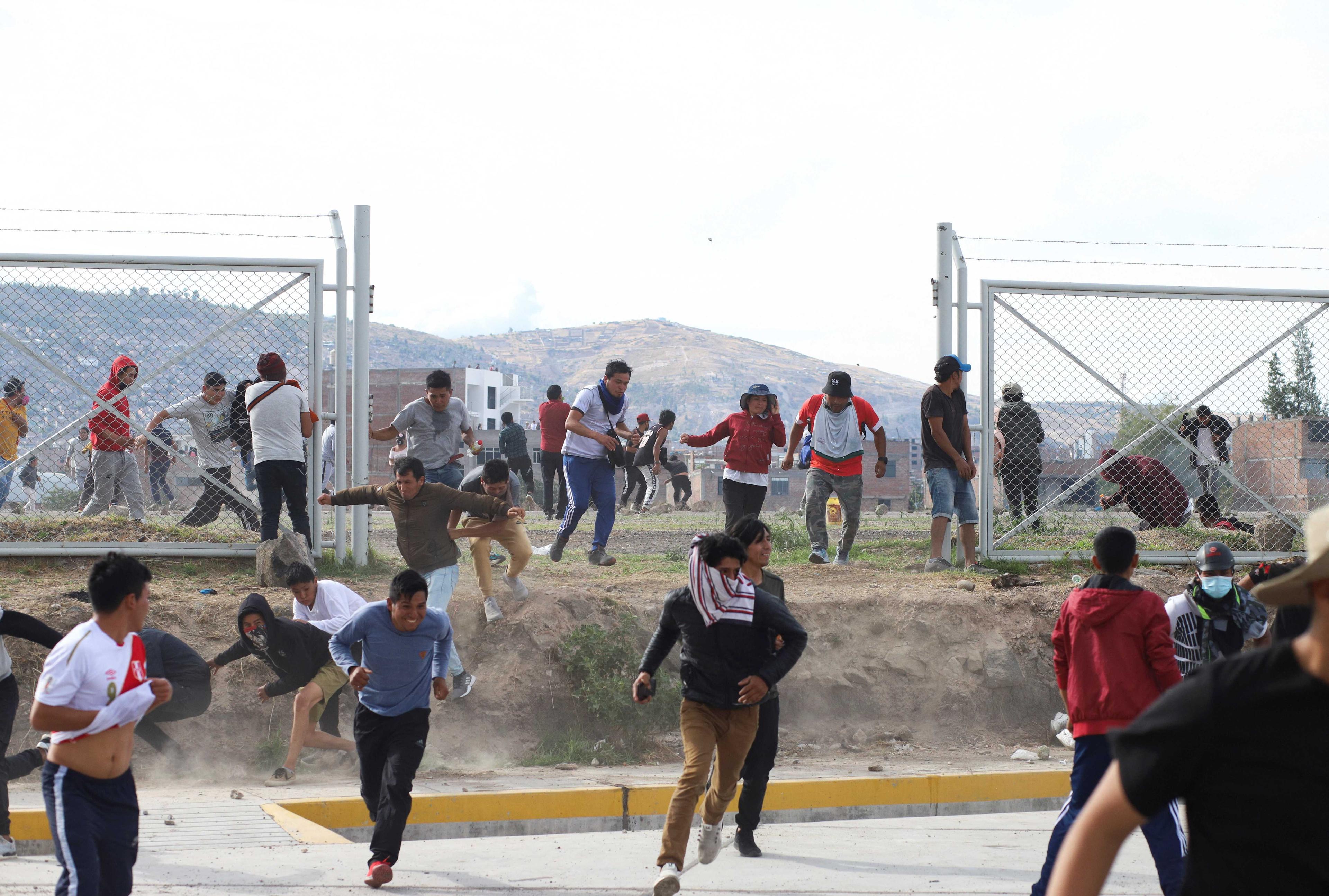 Penunjuk perasaan lari dari landasan lapangan terbang selepas diusir oleh pasukan keselamatan ketika protes menuntut Presiden Dina Boluarte meletak jawatan, 15 Disember 2022. Gambar: Reuters