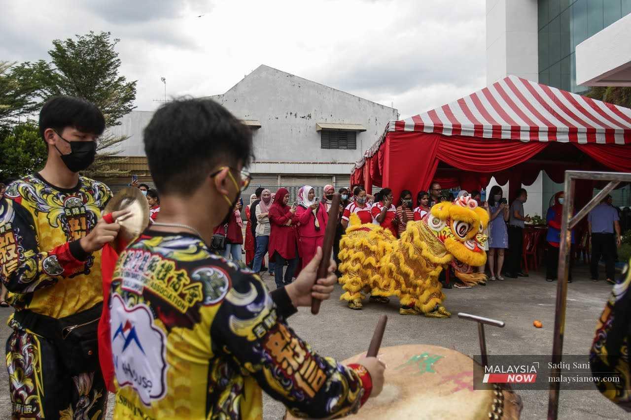 Ahli kumpulan E Xin Dragon and Lion Dance troupe membuat persembahan tarian singa di sebuah kilang di Klang menjelang sambutan Tahun Baru Cina, 20 Januari.