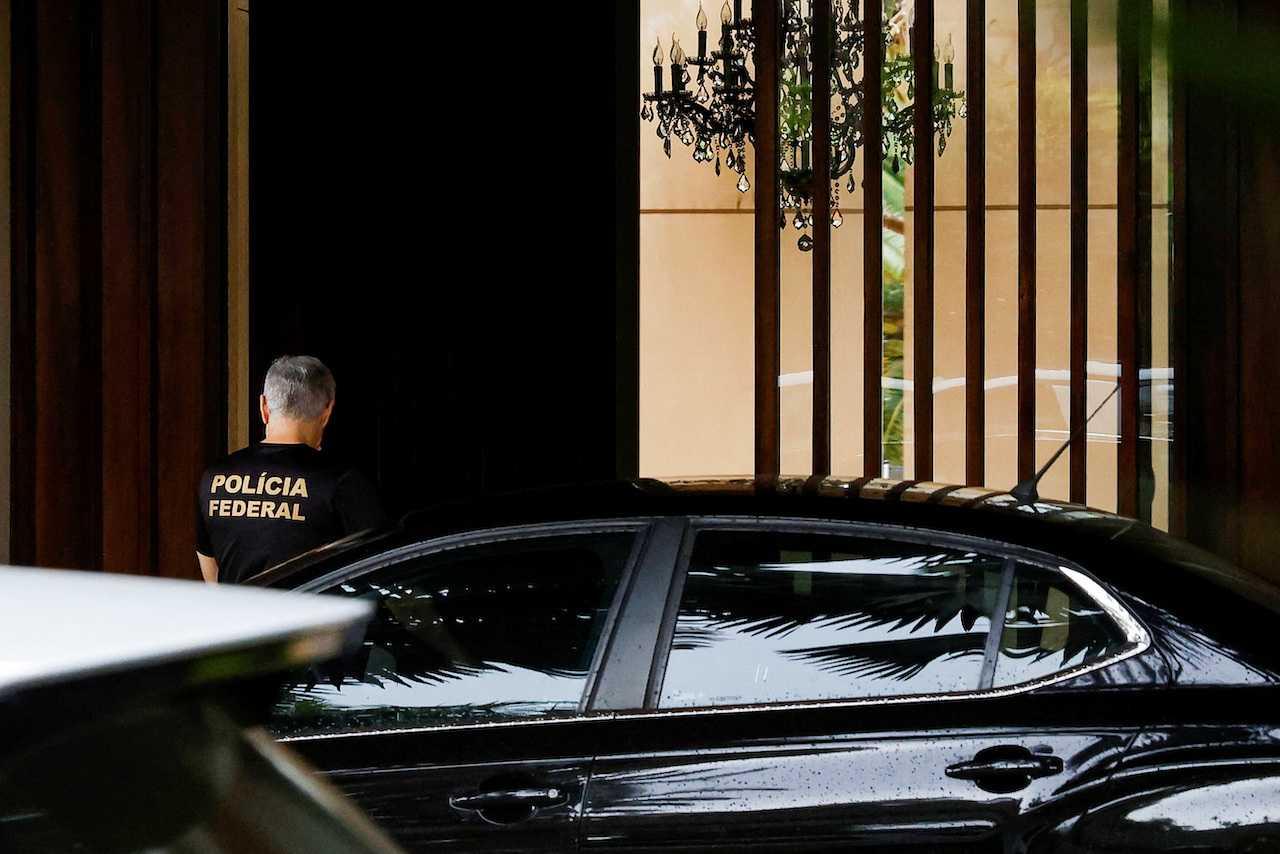 A police officer stands at the house of Brasilia's Governor Ibaneis Rocha after Brazil's Supreme Court issued a search and seizure warrant following anti-democratic riots in Brazil, Jan 20. Photo: Reuters