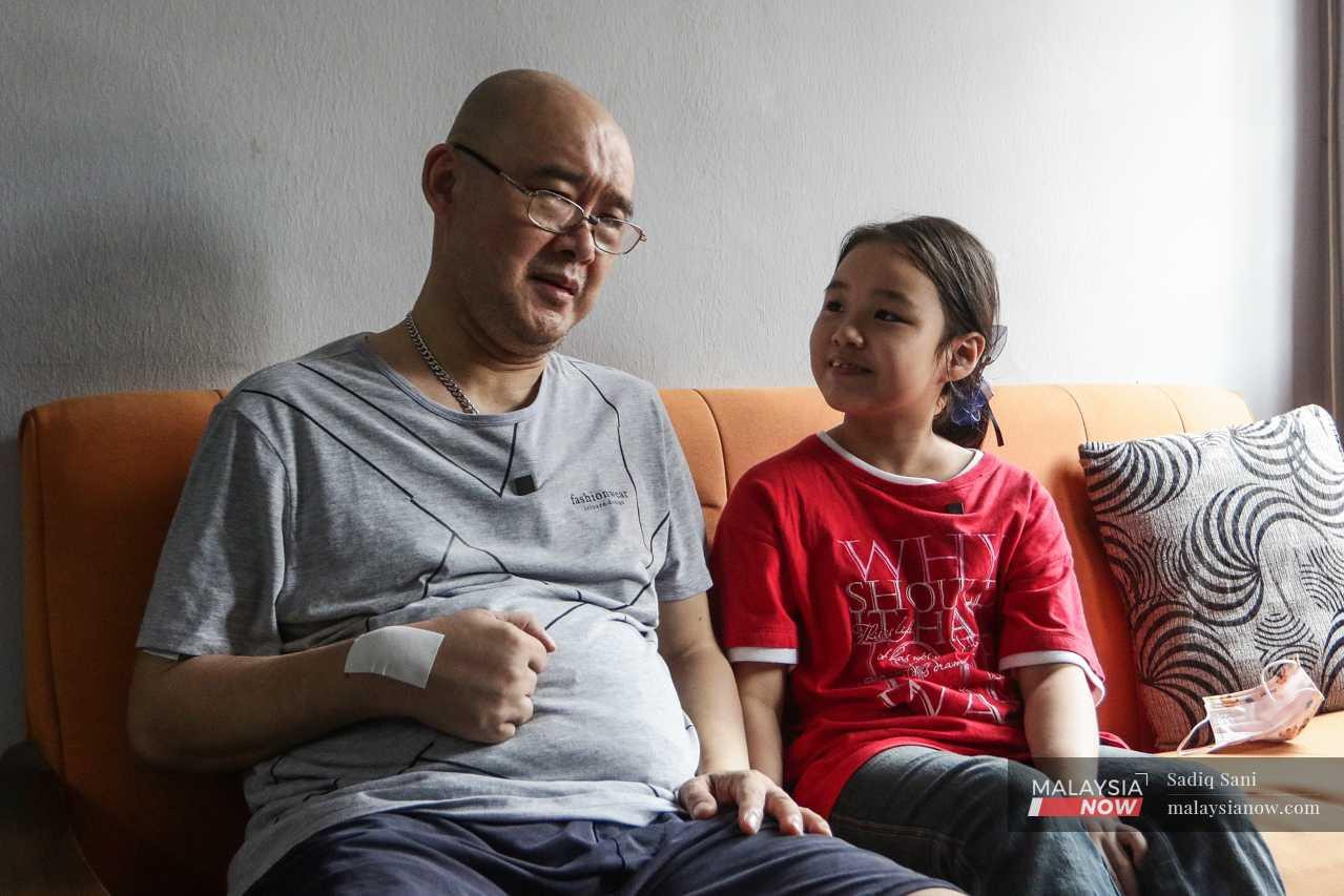 Suki bercerita dengan bapanya, Wong Kon Foo tentang apa aktiviti yang dibuatnya sepanjang hari.