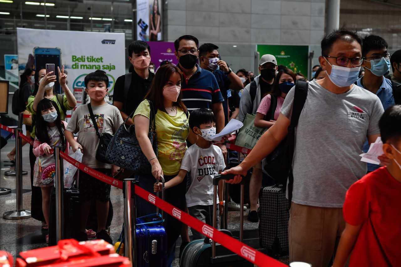 Travellers queue at the train station in Kuala Lumpur as people make their way to their hometowns for Chinese New Year. Photo: Bernama