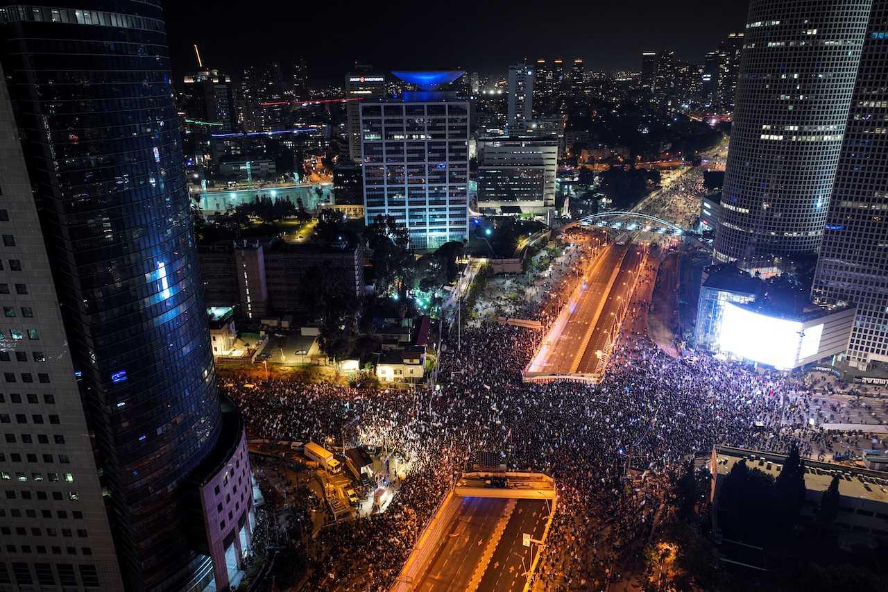 Israelis protest against Prime Minister Benjamin Netanyahu's new right-wing coalition and its proposed judicial reforms to reduce powers of the Supreme Court, in Tel Aviv, Israel, Jan 21. Photo: Reuters