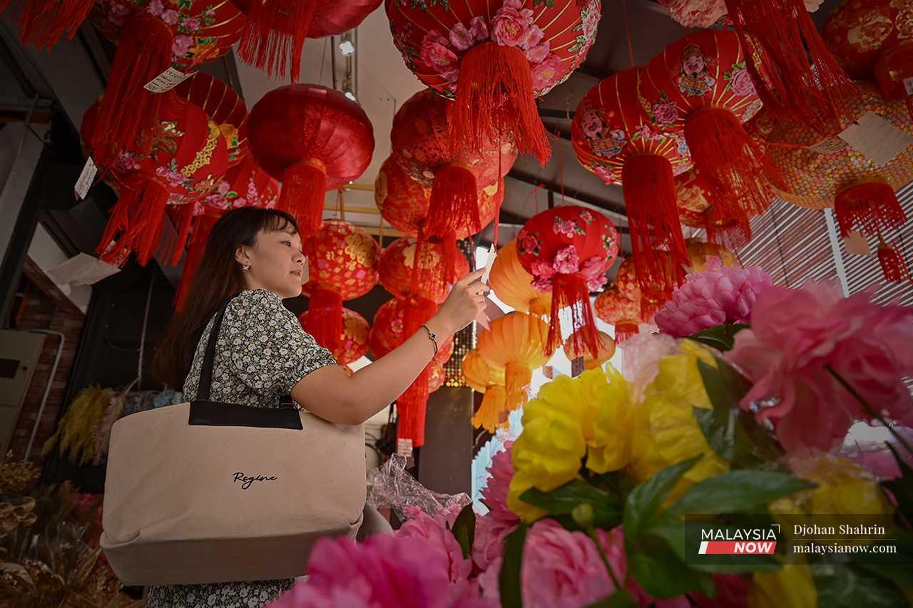 Ketika di Petaling Street, Regine turut singgah ke sebuah kedai menjual tanglung sambil melihat hiasan warna-warni yang dipamerkan.