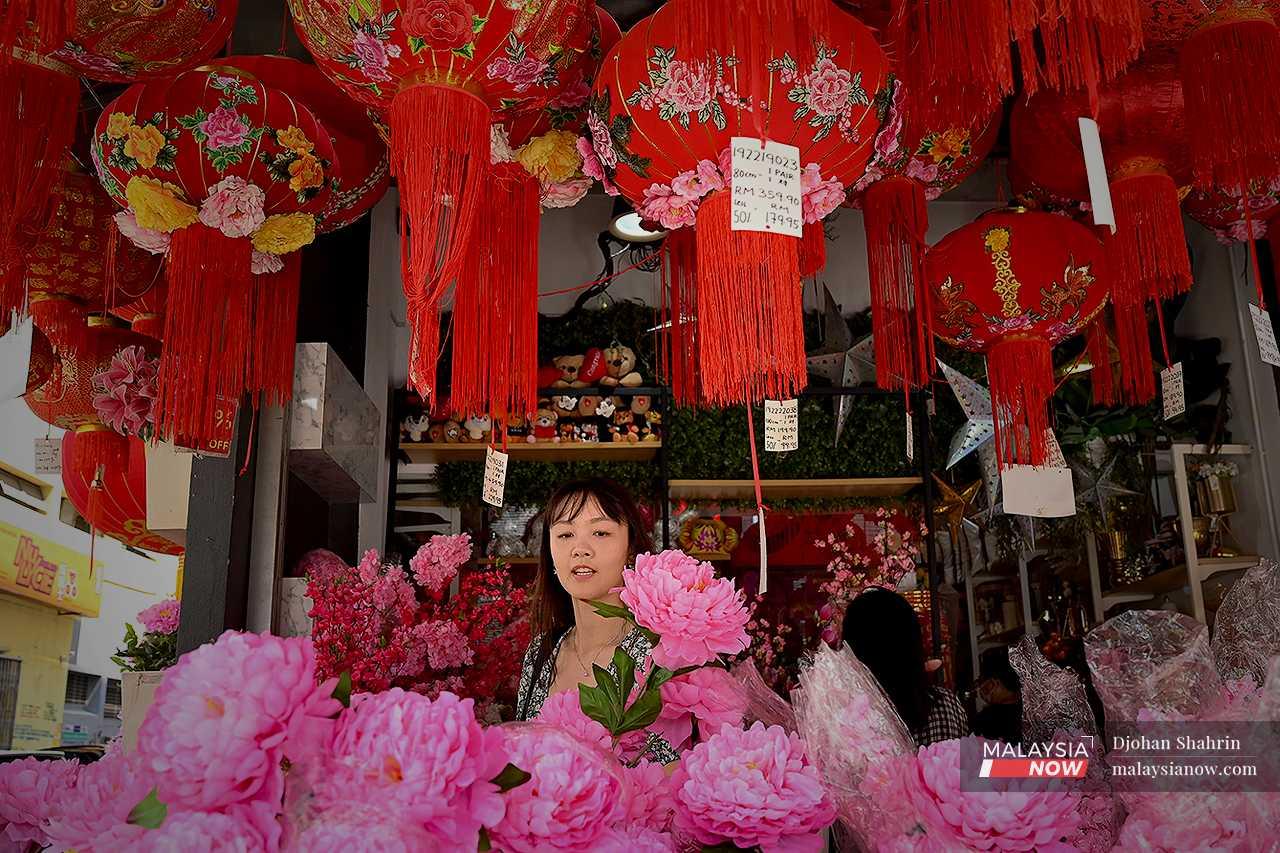 Tanglung merah dan bunga merah jambu adalah hiasan wajib semasa perayaan Tahun Baru Cina.