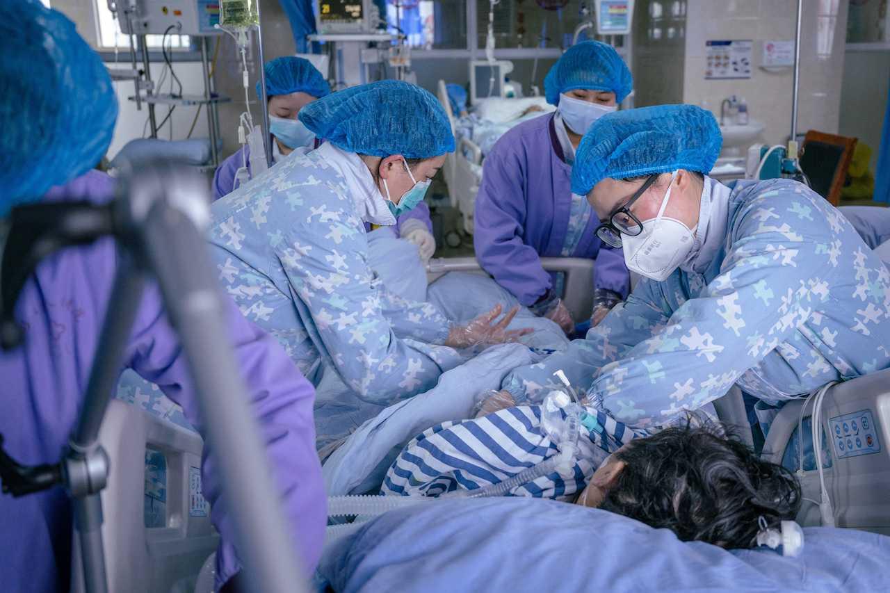 Medical workers tend to a patient at the intensive care unit of Pengshan District People's Hospital, following a surge of Covid-19 infections across China, in Meishan, Sichuan province, Jan 21. Photo: Reuters