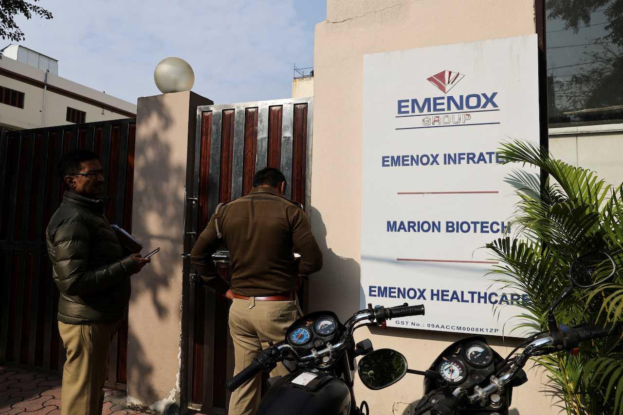Police are seen at the gate of an office of Marion Biotech, a healthcare and pharmaceutical company whose cough syrup has been linked to the deaths of children in Uzbekistan, in Noida, India, Dec 29, 2022. Photo: Reuters