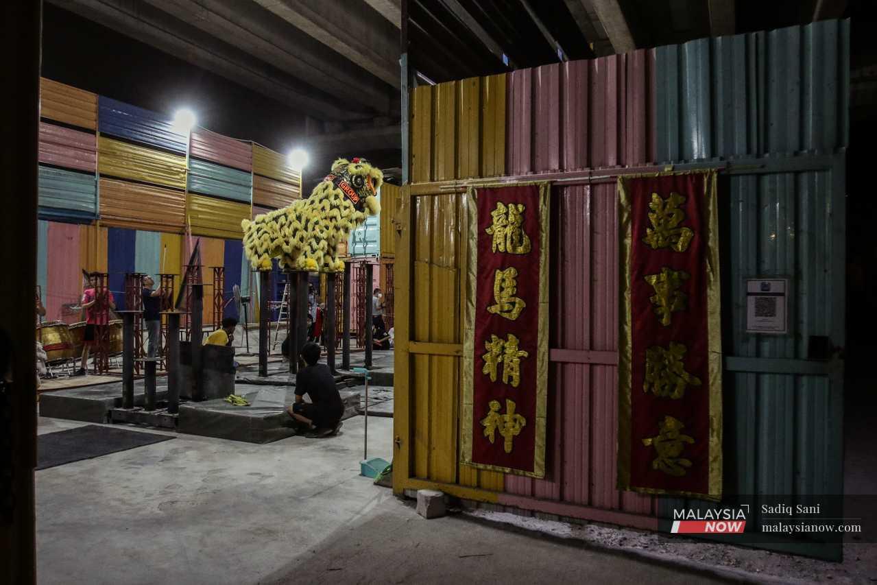 Sekumpulan penari singa melakukan latihan rutin di sebuah gudang yang terletak di bawah jejambat di Segambut, Kuala Lumpur.