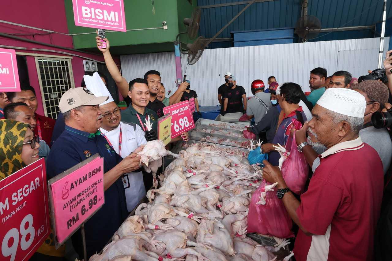 Menteri Pertanian dan Keterjaminan Makanan Mohamad Sabu melakukan lawatan kerja di Pusat Jualan Ayam Bismi di Simpang Empat Kangkong, Alor Setar, 25 Januari. Gambar: Bernama
