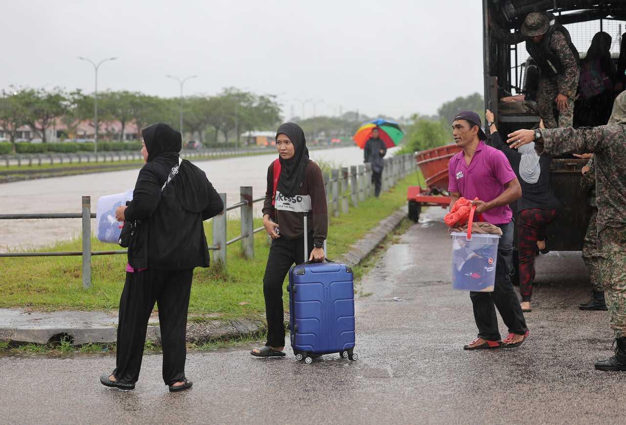 Anggota tentera membantu memindahkan mangsa banjir di Taman Desaru Utama, Bandar Penawar, 24 Januari. Gambar: Bernama